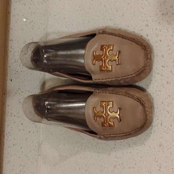 Tory Burch Beige Loafers with Gold Emblem - Picture 4 of 6